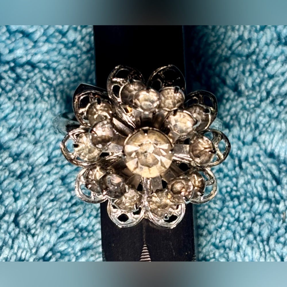 Vintage Sarah Coventry Silver Floral Ring….pre owned…excellent condition